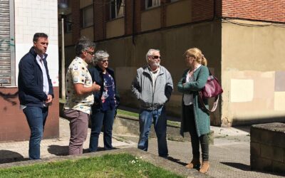 González se compromete a acometer la reforma integral de la calle Río Eo demanda por vecinos y vecinas