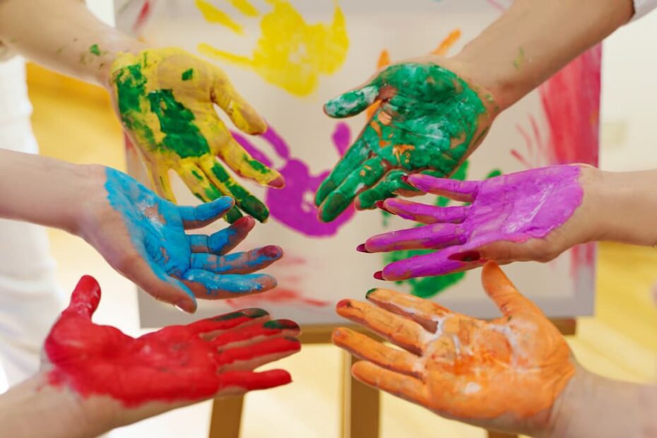 Manos_niños_pintadas_colores